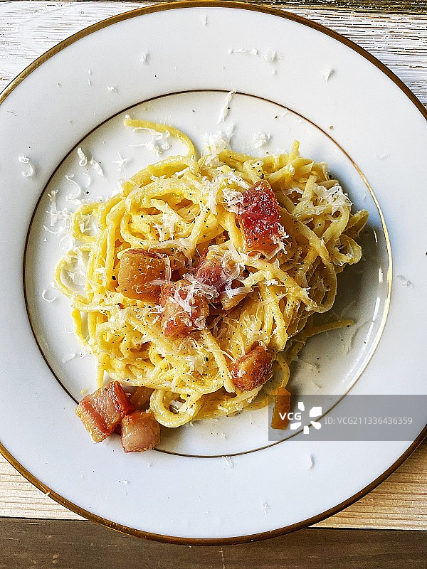 餐桌盘中意面俯视图图片素材