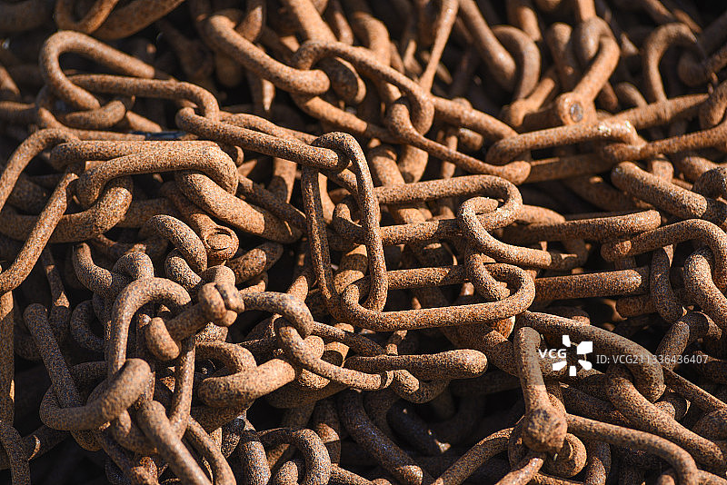 法国渔港的旧锈链条，选择性对焦图片素材