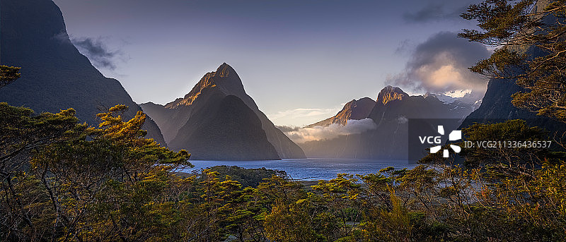 新西兰米尔福德峡湾全景图片素材