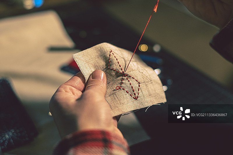 在美国加利福尼亚州洛斯加托斯拍摄的手穿针引线照片图片素材