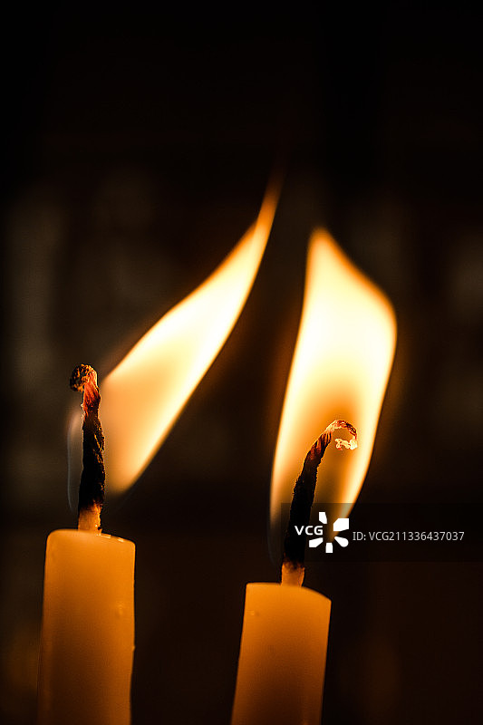 暗室中燃烧的蜡烛特写图片素材