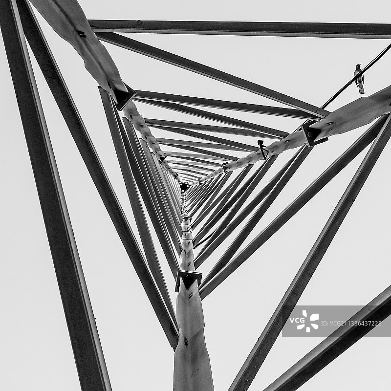 低角度仰望晴空下的电塔，卡塔尔图片素材