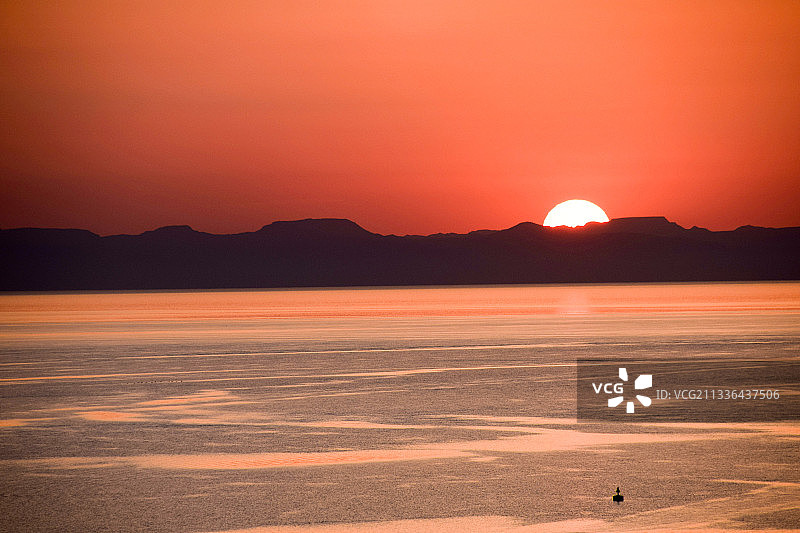 墨西哥南下加利福尼亚州拉巴斯的橘色天空下的壮丽海景图片素材