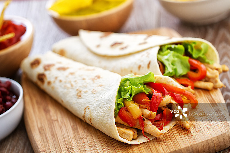 砧板上三明治的特写图片素材