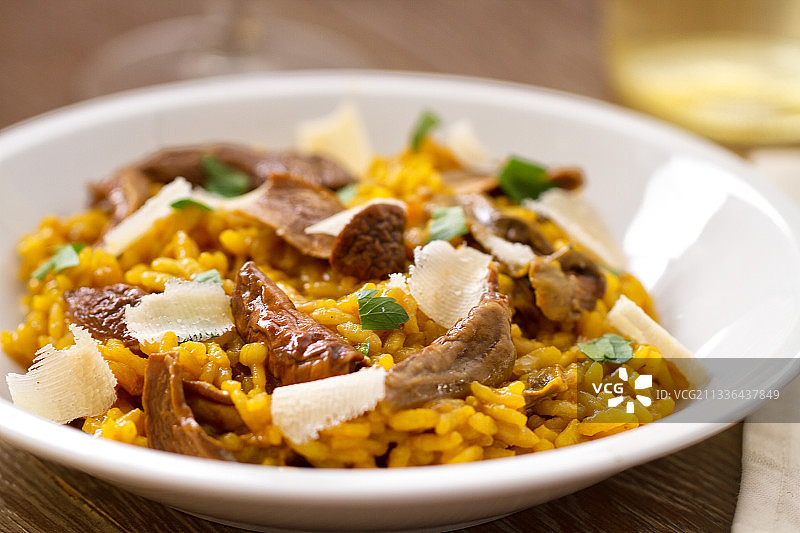 桌子上碗里的食物的特写图片素材