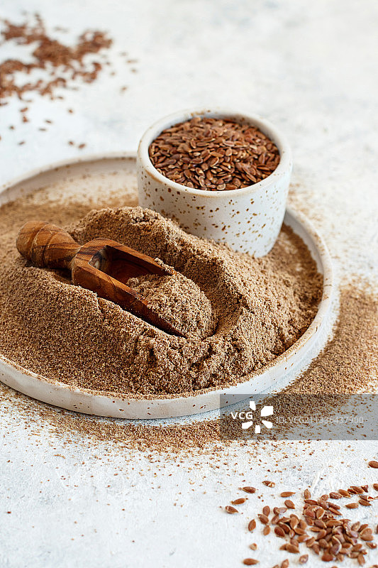 盘子里配勺子的生亚麻籽粉图片素材