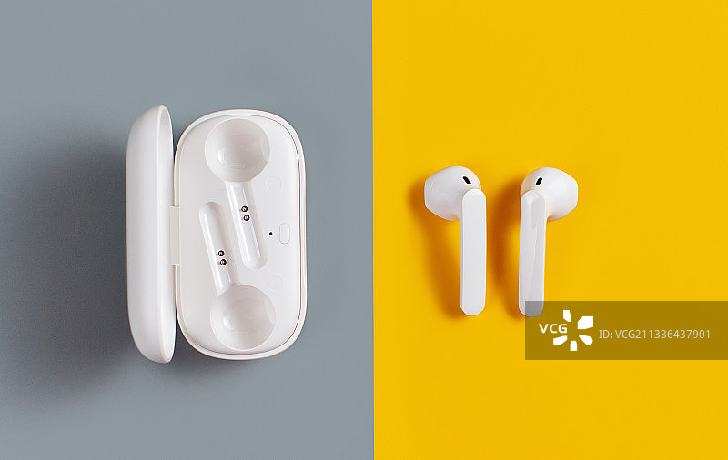 黄色和灰色背景上的白色无线耳机图片素材