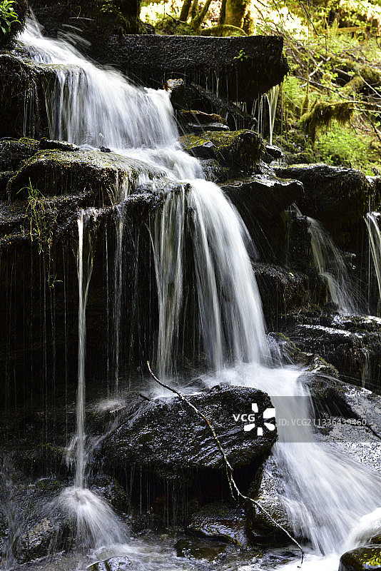 阿伯费尔迪森林瀑布风景，英国图片素材