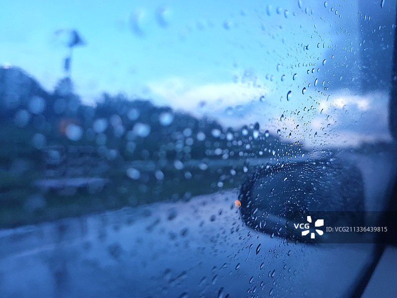 雨季潮湿的车窗特写图片素材