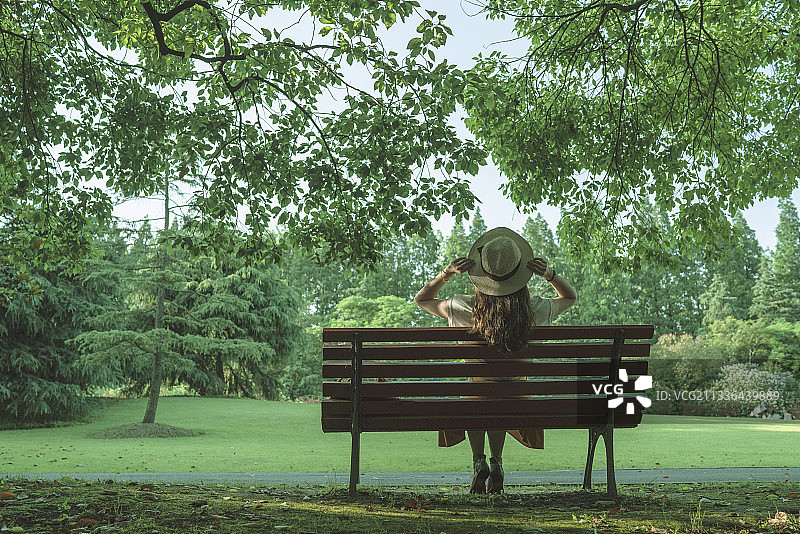 夏天公园长椅背影度假图图片素材