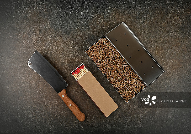 金属熏箱、火柴和肉刀图片素材