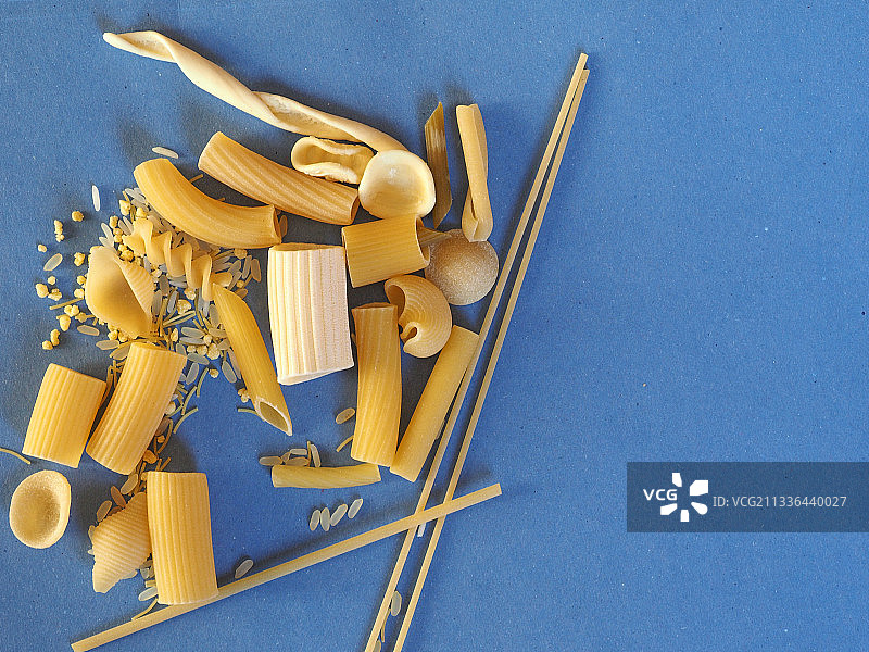 蓝色桌子上的意面俯视图图片素材