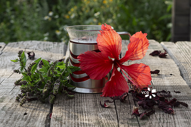 玻璃杯装红色草本洛神花茶图片素材