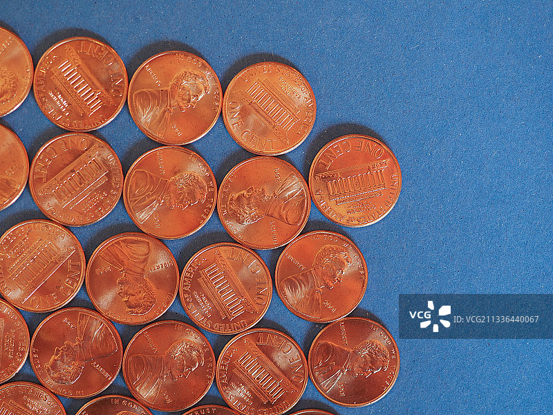 蓝色桌面硬币俯视图图片素材