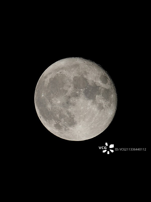 低角度的月亮对晴朗的天空在晚上图片素材