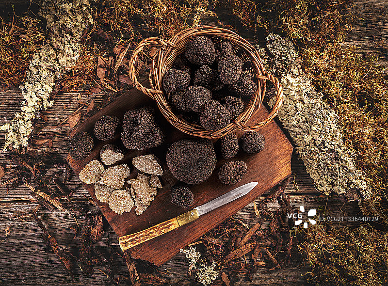 桌子上的柳条筐俯视照片图片素材