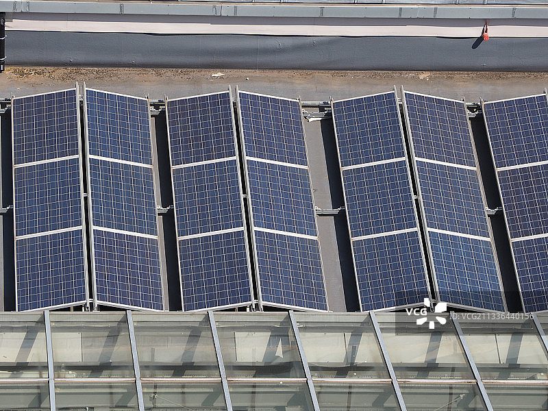 太阳能电池板的鸟瞰图图片素材