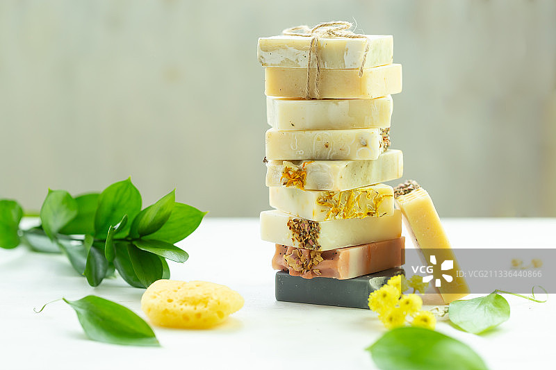 桌子上带有配料的奶酪特写图片素材