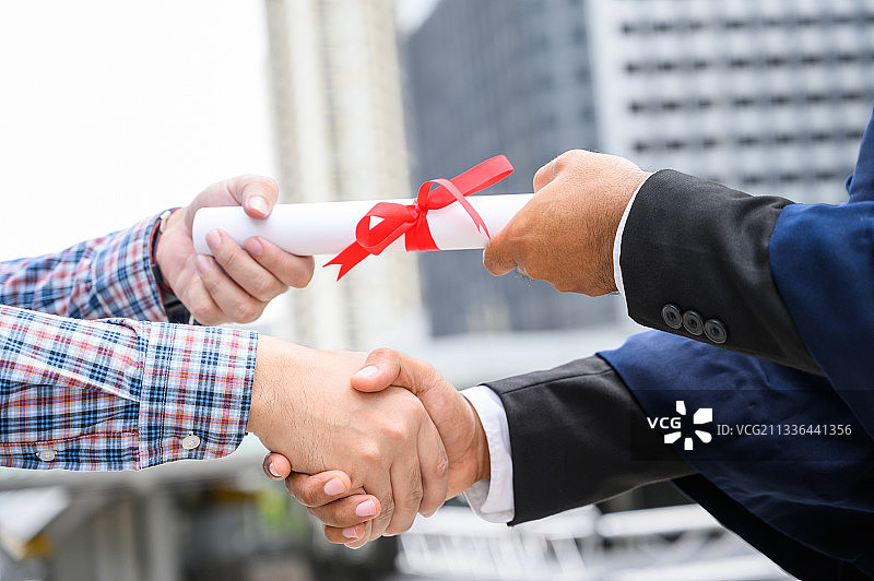 授予毕业文凭的毕业祝贺图片素材