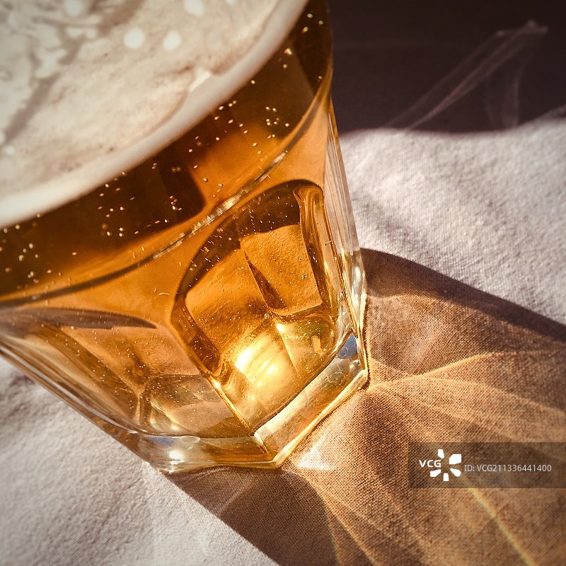 桌子上啤酒杯的特写图片素材