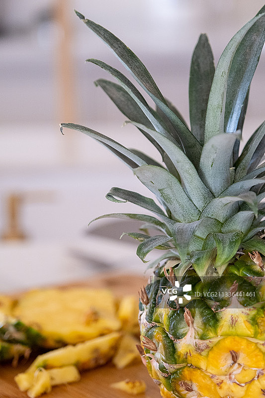 桌子上的菠萝特写图片素材