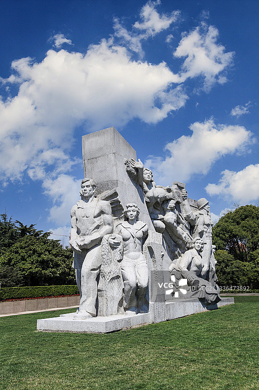 上海龙华烈士陵园：英雄雕像图片素材
