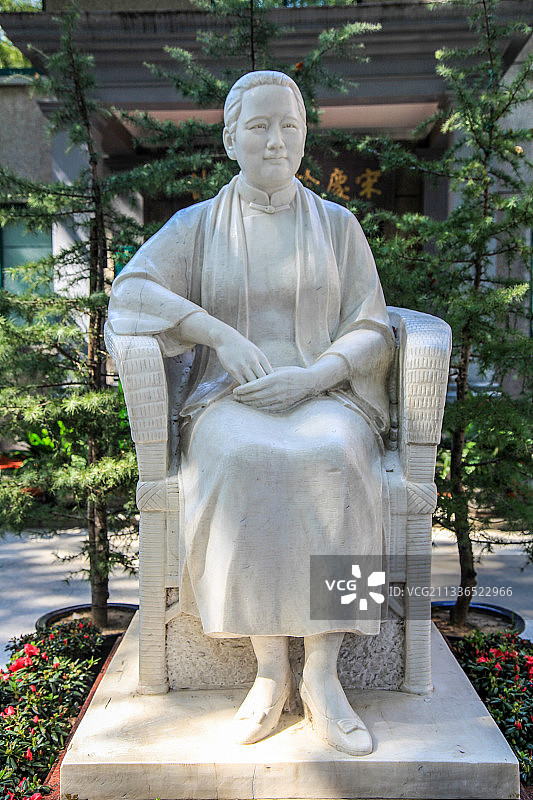 上海宋庆龄故居：宋庆龄雕像图片素材