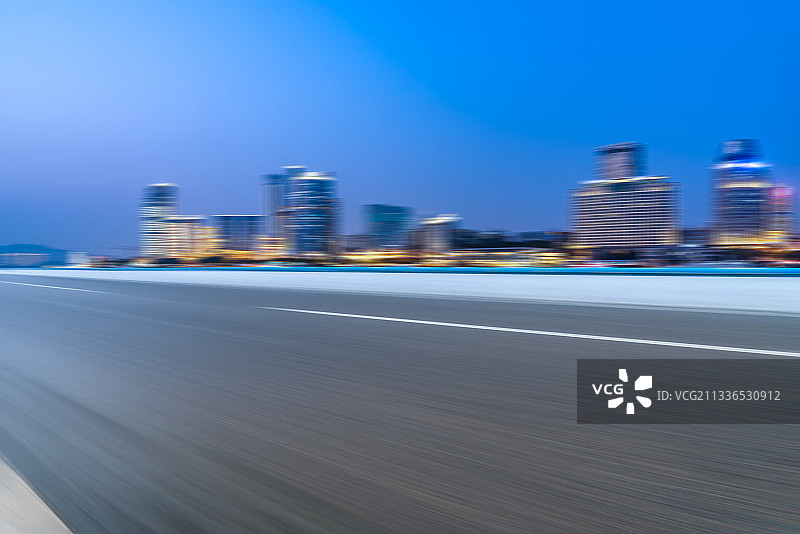 高速公路天际线和模糊的城市建筑夜景图片素材