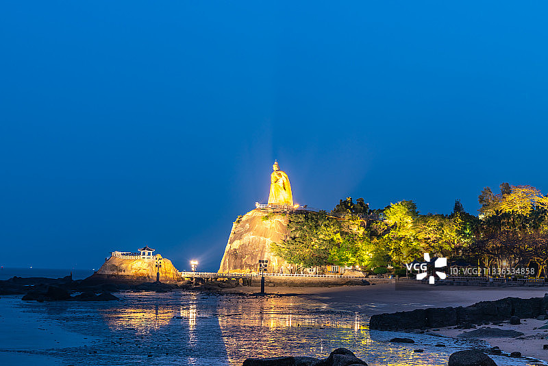 厦门鼓浪屿郑成功雕像夜色图片素材