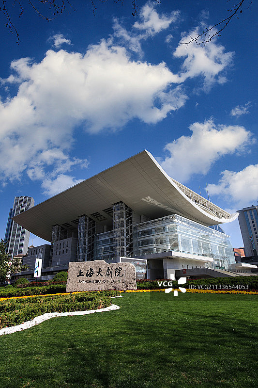 蓝天白云下的上海大剧院图片素材