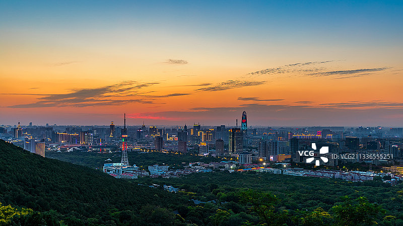 千佛山上看夕阳晚霞图片素材