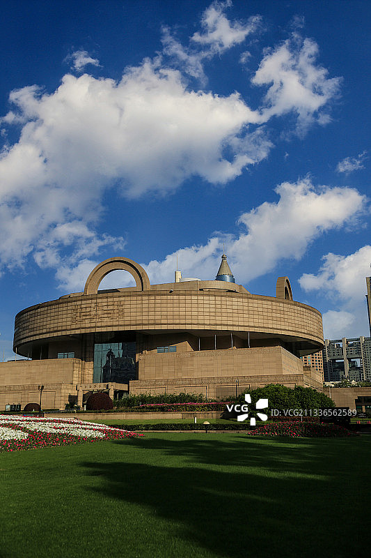 蓝天白云下的上海博物馆图片素材