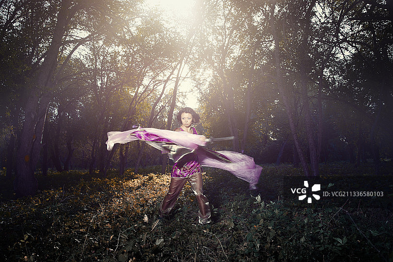 手持剑的森林女战士图片素材