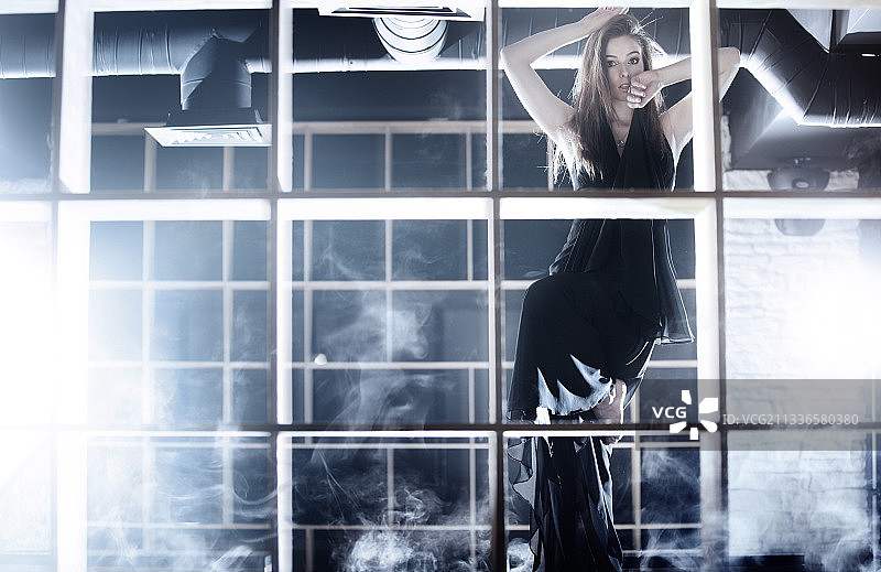 女人在网格结构的桌子上跳舞图片素材