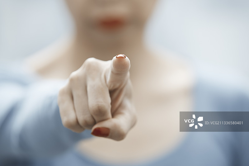 女人用手指指向镜头图片素材