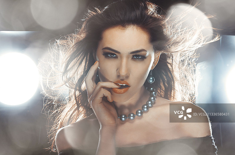 佩戴奢华珠宝的优雅女人图片素材