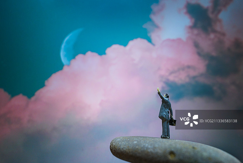 悬崖，云层，招手，人物，未来，积极，奋斗，成功图片素材