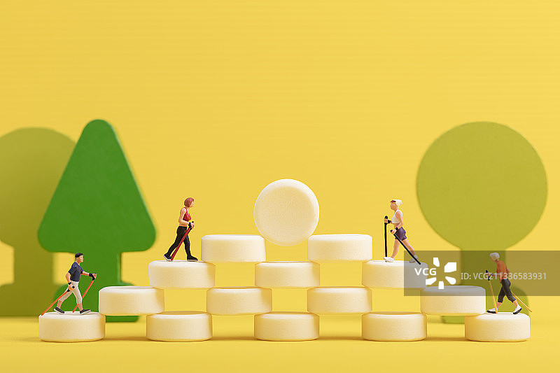 微缩创意奶片奶贝中老年补钙运动徒步图片素材