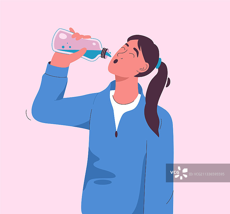 口渴的女人喝瓶装水补充水分图片素材