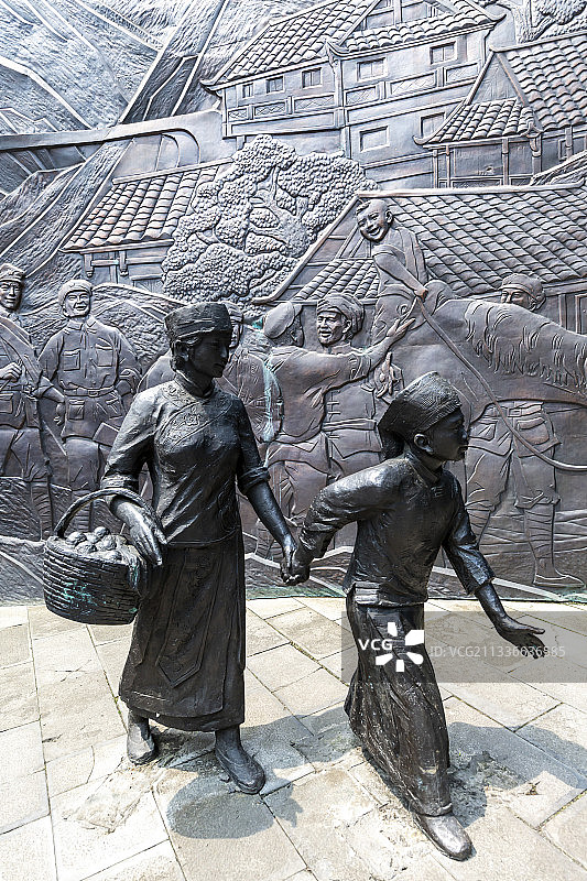 贵州省遵义市娄山关红军长征军民情雕像图片素材