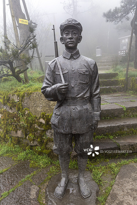 贵州省遵义市娄山关西风台雾中的红军雕像图片素材