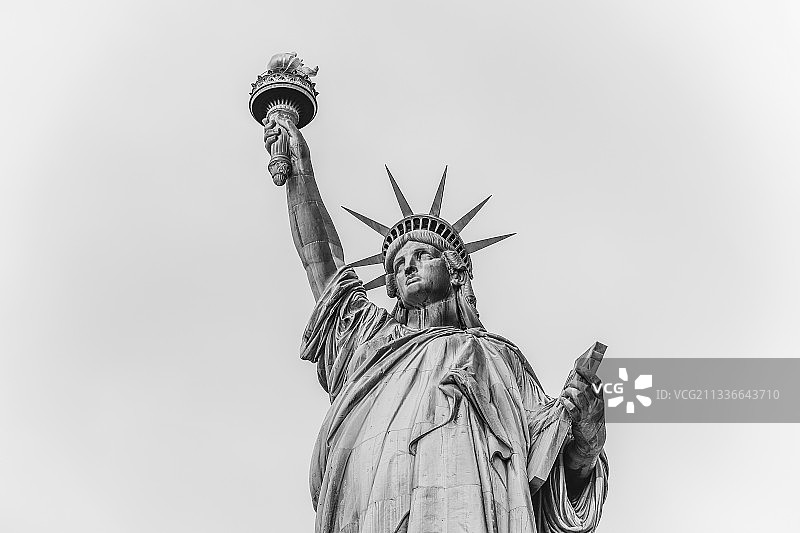 仰望自由女神像图片素材
