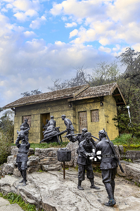 贵州省遵义市娄山关西风台雕塑：军民鱼水一家亲图片素材