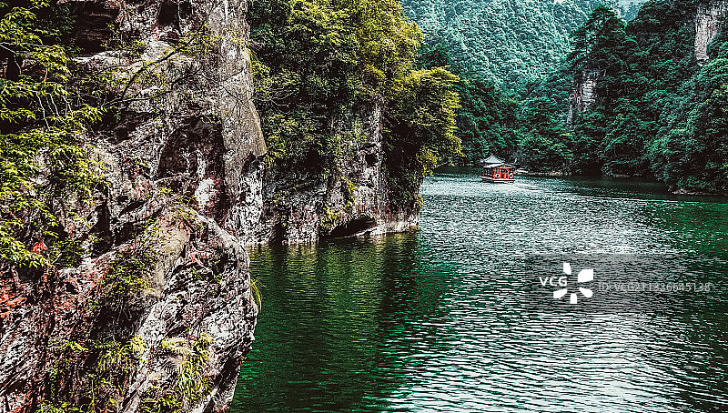 湖和船图片素材