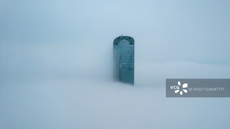 云层上的国金中心图片素材