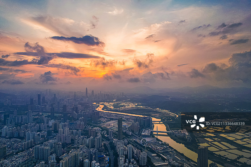 2021年6月21日，中国广东，晨曦中的深圳图片素材