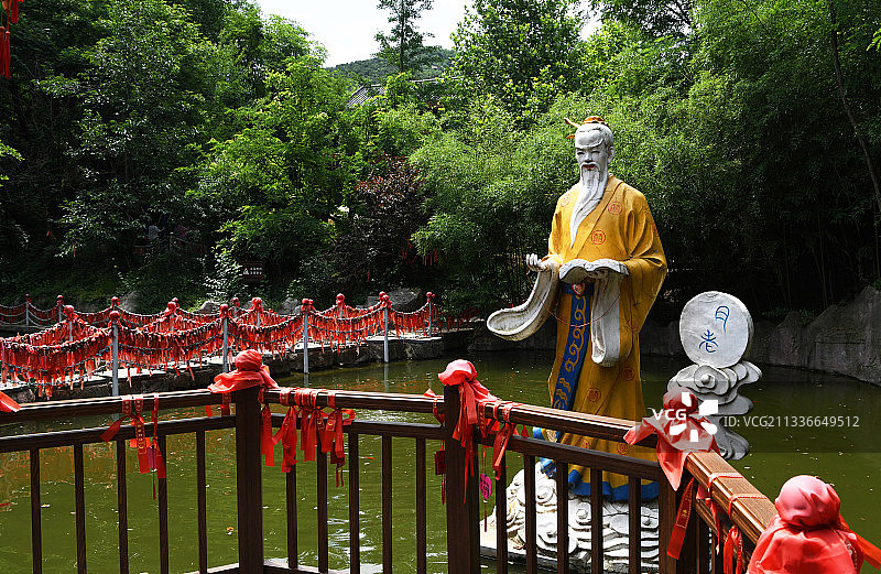 山东临沂雪山彩虹谷景区月老塑像图片素材