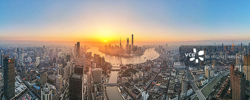 航拍上海浦东东方明珠陆家嘴三件套城市风光全景图片素材