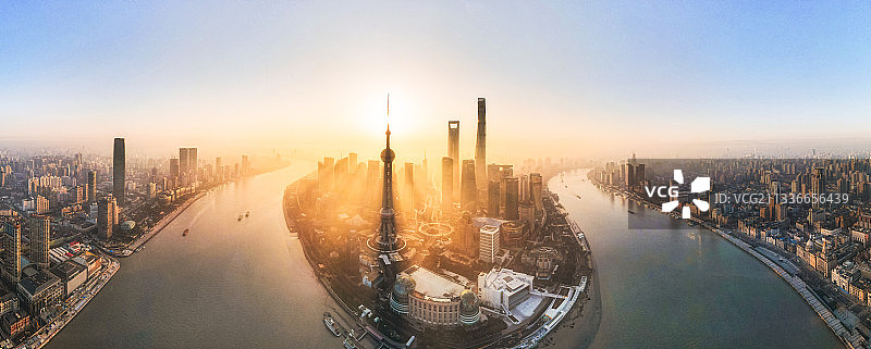 航拍上海浦东东方明珠陆家嘴三件套城市风光全景图片素材