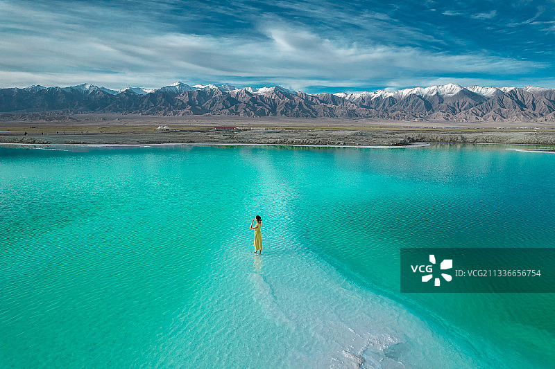 雪山下的大柴旦翡翠湖图片素材